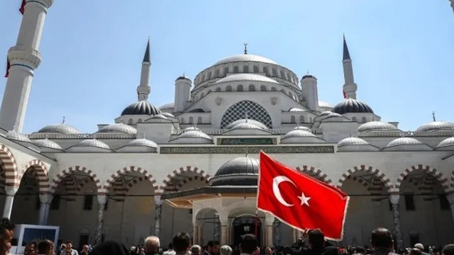 İstanbul Büyük Çamlıca Raylı Sistem Hattı'nın yapımı, İBB' den alınarak Ulaştırma ve Altyapı Bakanlığı'na devredildi.