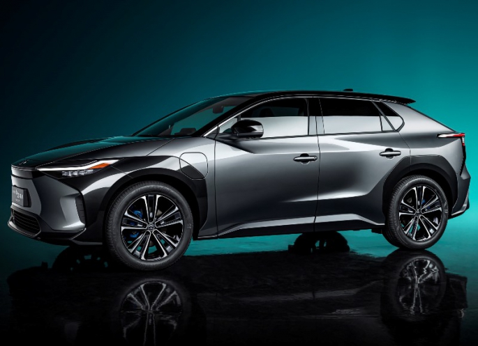 Toyota, Şangay Otomobil Fuarı’nda yakında piyasaya sunulacak olan elektrikli Toyota bZ4X modelinin konsept versiyonunu gösterdi.