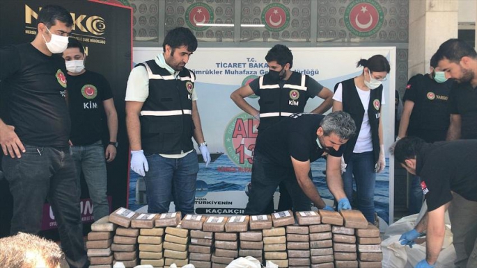 Gümrük Muhafaza ekipleri tarafından Mersin Limanı'nda 1 ton kokain yakalandı.