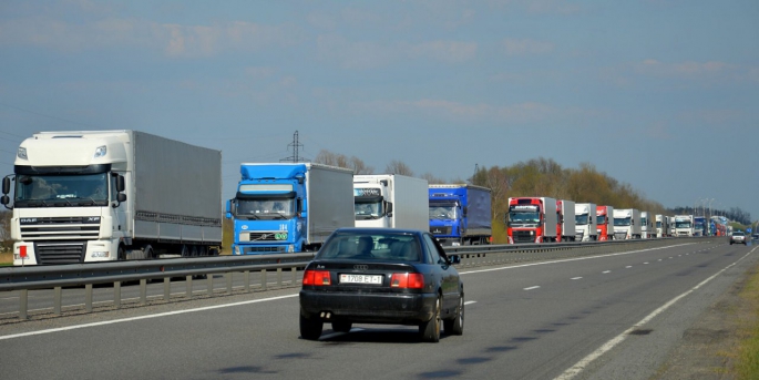 Polonya-Belarus sınırında yaşanan göçmen krizi nedeniyle yollarda 30 kilometre uzunluğunda TIR kuyruğu meydana geldi.