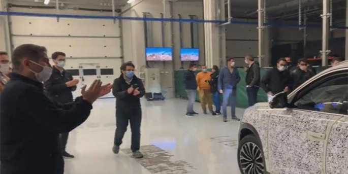 TOGG, üretim bandından indi, pistlerde performans sergiledi.