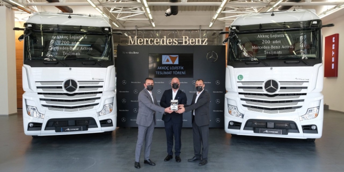 Mercedes-Benz Türk, Akkoç Lojistik’e gerçekleştirdiği filo teslimatlarına 200 adet Actros teslimatı ile bir yenisini daha ekledi.