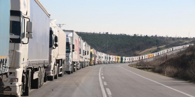 Gürcistan-Rusya sınırında oluşan TIR kuyruğu 60 km’yi, teslimat süreleri 25 günü aştı.