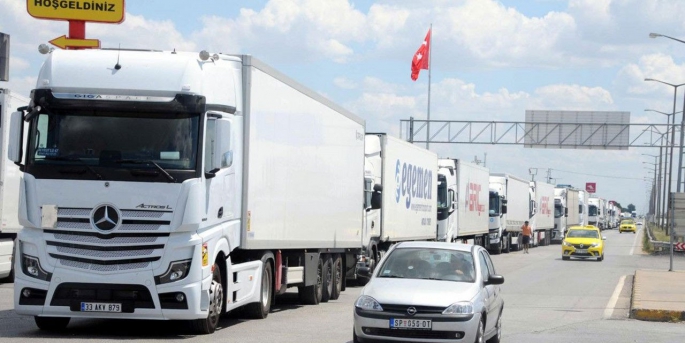 TIR’ların beklemesi nedeniyle ihracatçı üreticiden ürün almayı durdurdu, fiyatlar düştü.