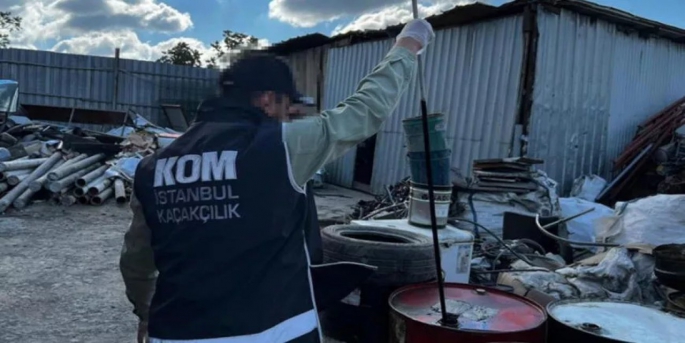 Polis ekipleri, İstanbul'da "10 numara" yağ operasyonu düzenledi.