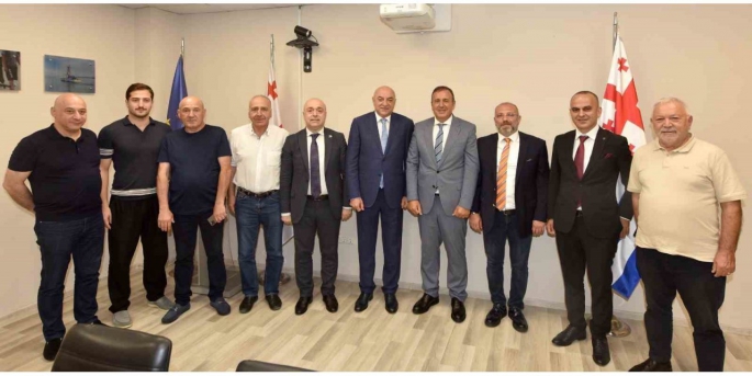 Trabzon Ticaret ve Sanayi Odası (TTSO) Başkanı Erkut Çelebi, Sarp Sınır Kapısındaki tır ve insan yoğunluğuna dikkat çekti.