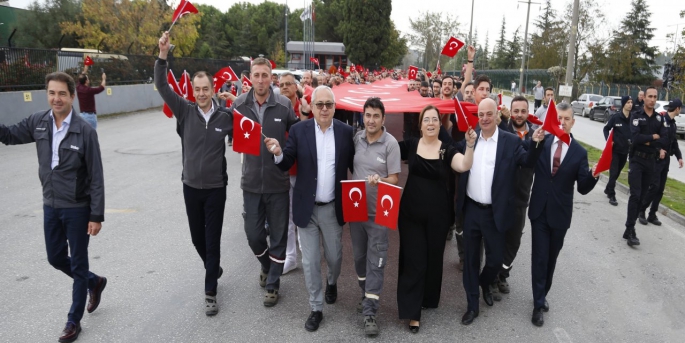 Otokar'ın, Sakarya'daki 552 bin metrekarelik fabrikasında Cumhuriyet'in 100. yılı kutlamaları kapsamında kortej yürüyüşü düzenlendi.