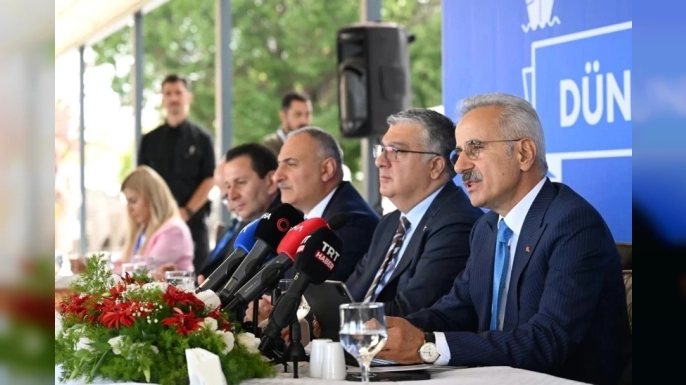 Abdulkadir Uraloğlu, Dünya Denizcilik Günü vesilesiyle denizcilerle bir araya geldi.