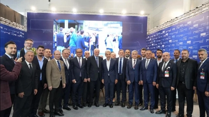 Tırsan, Logitrans 2025’te iş ortaklarıyla buluşarak yeni nesil tenteli perdeli aracının fuara damga vuran müşteri deneyimlerini paylaştı.
