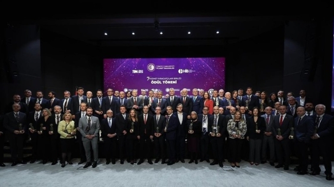 Toplam 60 ödülün verildiği törende, hizmet ihracatçıları ülkeye kazandırdıkları döviz tutarına göre ödüle layık görüldü.