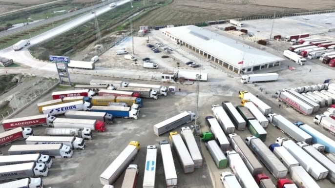 Ticaret Bakanlığı, yaptığı açıklamada, Yunanistan'daki çiftçilerin başlattığı grev nedeniyle İpsala Sınır Kapısı'nın TIR geçişlerine kapatıldığını duyurdu.