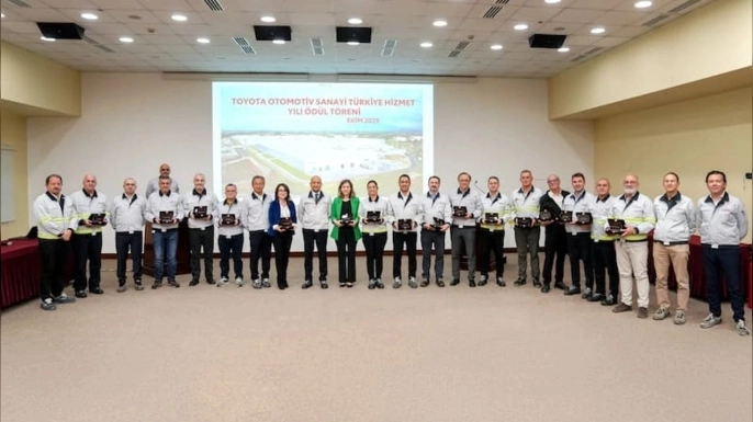 Toyota Otomotiv Sanayi Türkiye (TMMT), 5–30 yıl arasında hizmet veren toplam 388 çalışanını düzenlenen törende Hizmet Yılı plaketleriyle onurlandırdı.