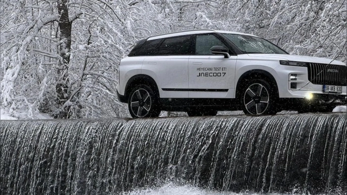 Jaecoo 7, ısıtmalı donanımları ve 4x4 Evolve versiyonunda sunulan Kar Sürüş Modu ile kış koşullarında güvenli ve konforlu bir sürüş vadediyor.