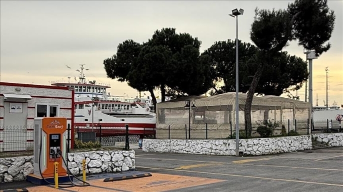 Negmar Narlı Feribot AŞ, Eskihisar Feribot İskelesi'nde, aynı anda iki elektrikli aracın şarj edilebildiği elektrikli araç şarj istasyonunu hizmete aldı.