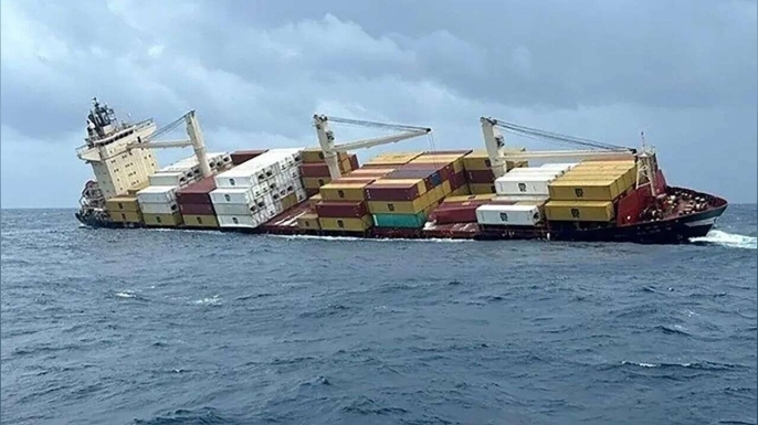 14’ü tehlikeli madde içeren 297 konteyner taşıyan gemi Tayland açıklarında battı.