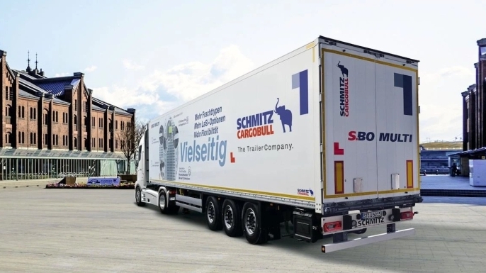 Schmitz Cargobull, geliştirdiği S.BO MULTI modeliyle paletli yük, genel kargo ve askılı tekstil taşımacılığını tek treylerde birleştiriyor.