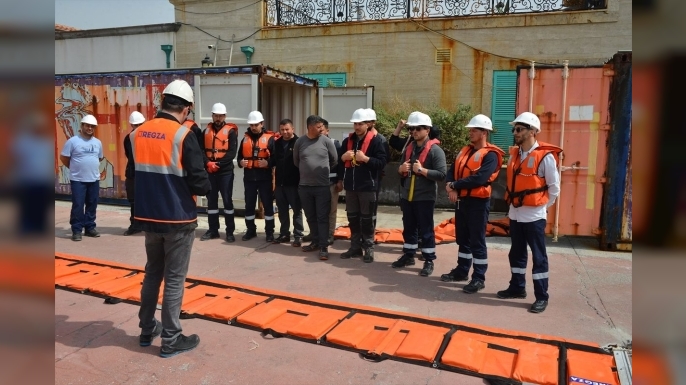 Kuşadası Ege Port Limanı'nda kimyasal sızıntılara müdahale tatbikatı gerçekleştirildi.