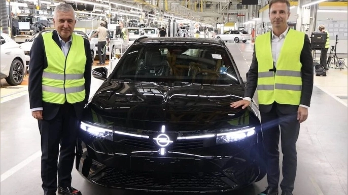 Tofaş CEO’su Cengiz Eroldu, Opel CEO’su Florian Huettl ile Almanya’da bir araya geldi.