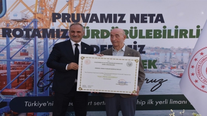 Denizcilik Genel Müdürü Ünal Baylan, Yeşil Liman Sertifikası’nı Mardaş’ın kurucularından Bayram Yusuf Aslan’a takdim etti.