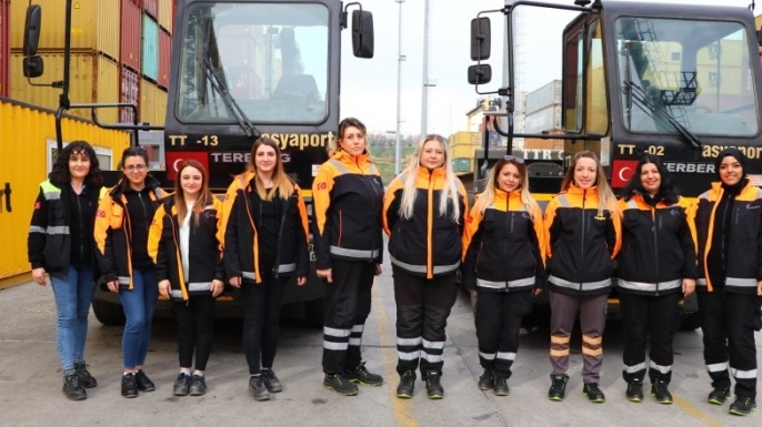 Asyaport’ta kadınlar limanın yükünü omuzluyor