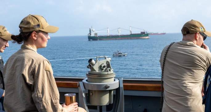 Kızıldeniz’de Yemen'in Aden kenti açıklarında Marshall Adaları bandıralı ABD'ye ait bir yük gemisi füzeyle vuruldu.