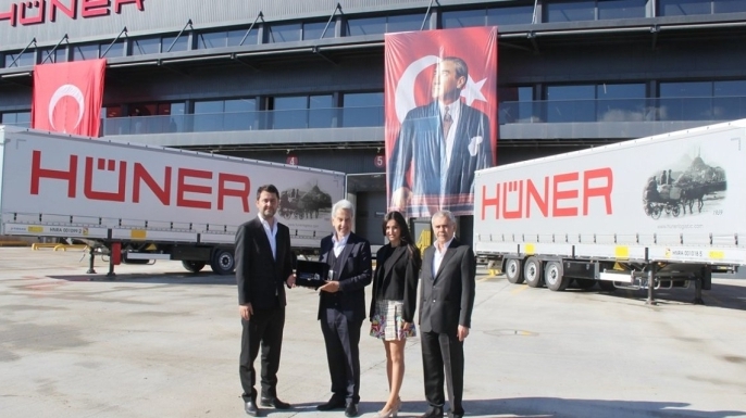 Tırsan, Hüner Global Lojistik’e 500 adetlik Tenteli Perdeli Multi-Ride teslim etti.