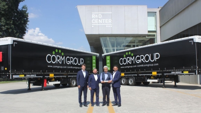 Tırsan, intermodal taşımacılıkta büyüyen Corm Group’a 27 adet Tren Yüklemeli Tenteli Perdeli Multi-Ride teslim etti.