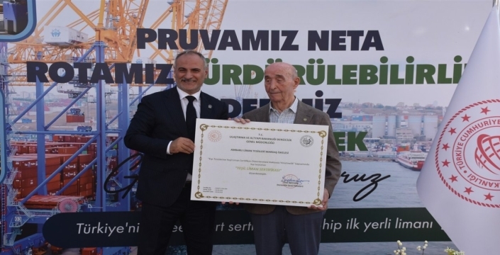Denizcilik Genel Müdürü Ünal Baylan, Yeşil Liman Sertifikası’nı Mardaş’ın kurucularından Bayram Yusuf Aslan’a takdim etti.